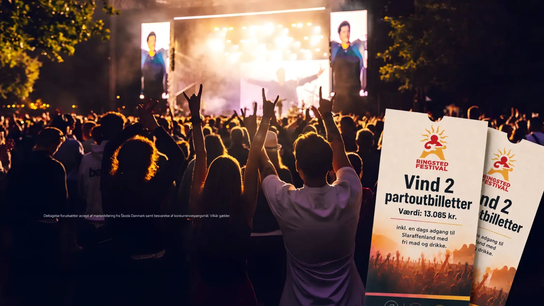 Stor menneskemængde foran en oplyst festivalscene ved Ringsted Festival, med to lodder i forgrunden der reklamerer for en konkurrence om at vinde 2 partoutbilletter.